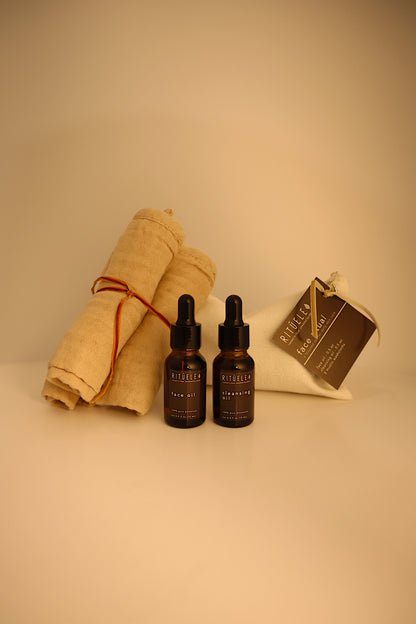 face travel pack with sample face oil, sample cleansing oil and towelettes 